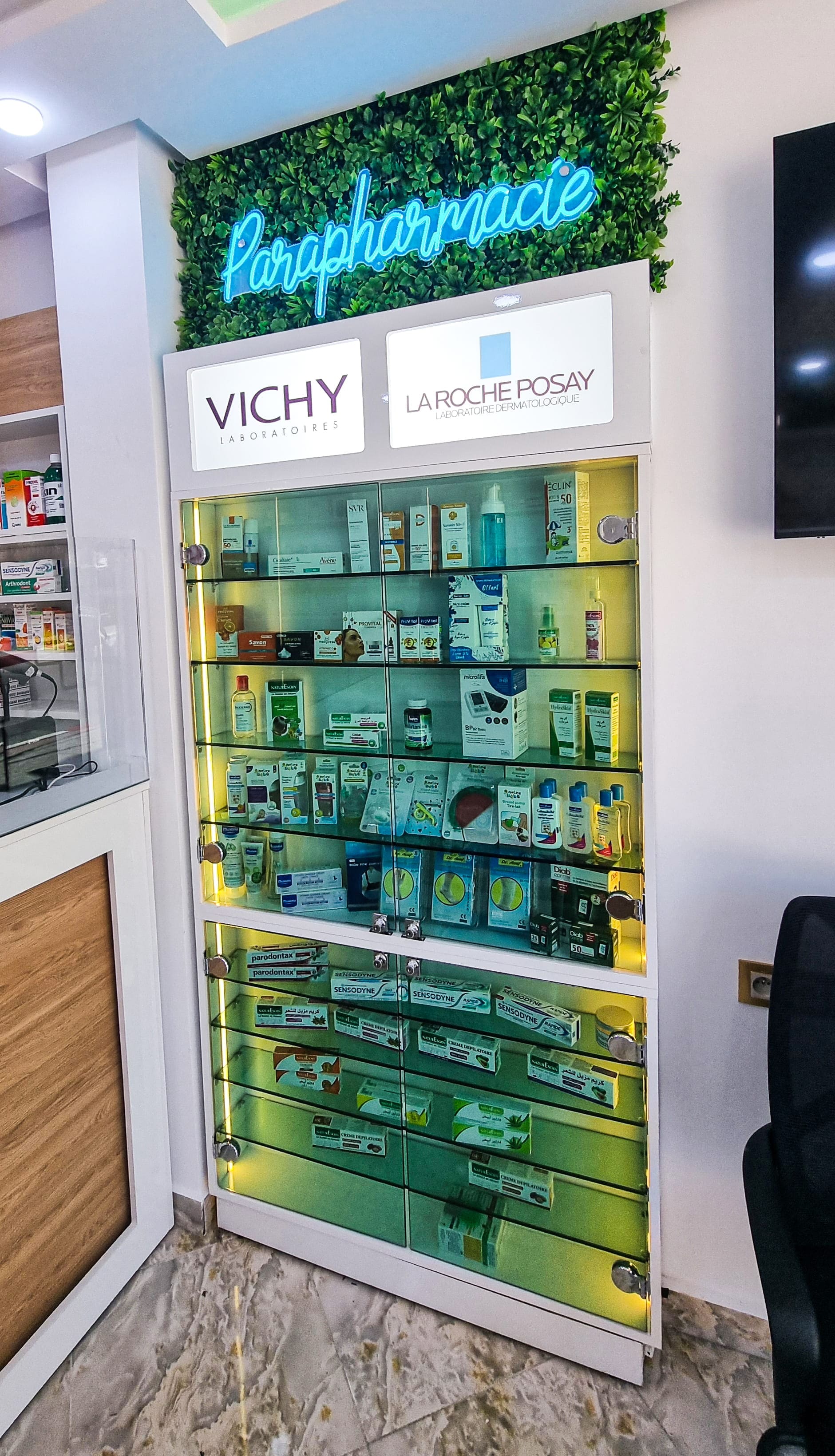 Enseigne drapeau installée à Tanger